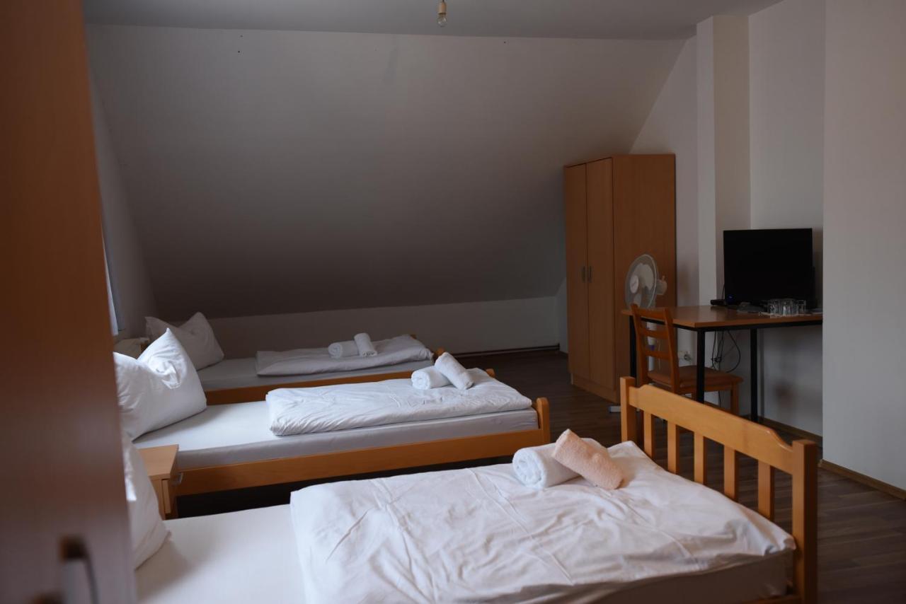 Prenociste Dzinic Hotel Zupanja Exterior photo